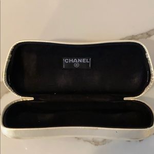 💯CHANEL SUNGLASS HOLDER